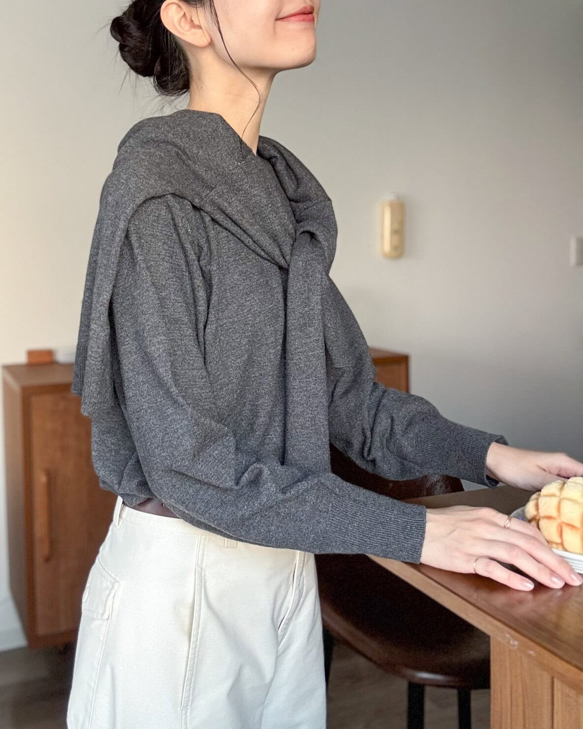 ツクルアンドリン×リンネル暮らし部の同色ニットを重ねたコーディネート