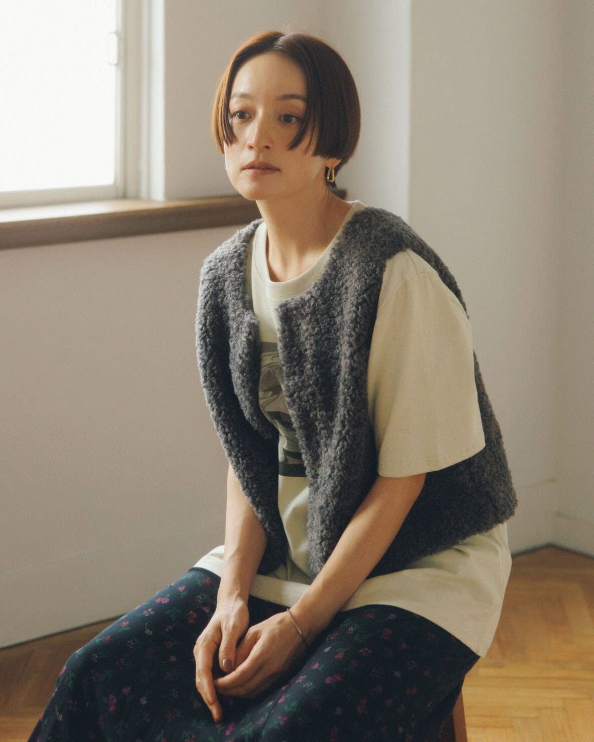 Tシャツにボアベストをラフに合わせて。ショート丈はTシャツの裾をアウトしても好バランス。