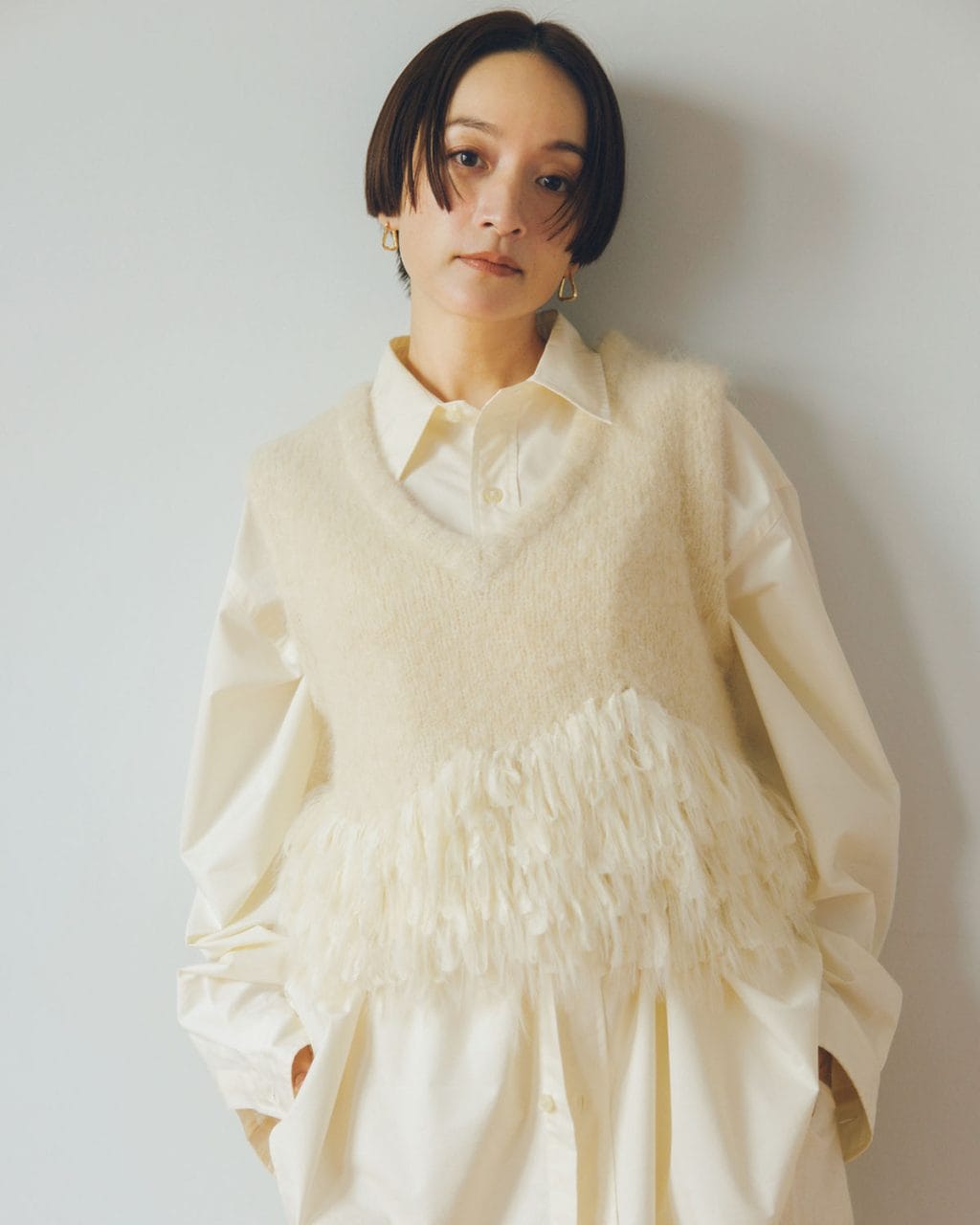 まだ暑さが残る日に！高山都さんがベストを使って着こなす秋のワントーンコーデ