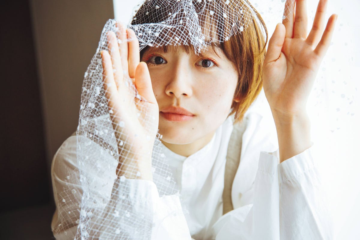 森田望智さんが着こなす、甘さのなかに自由なムードを感じる、軽やかな秋の装い