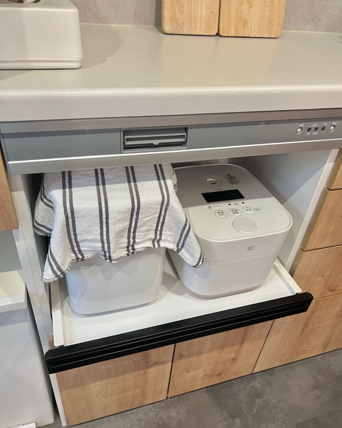 ほこり防止に無印良品のインド綿 先染めふきん 6枚組/チャコールグレーを掛けたホームベーカリー
