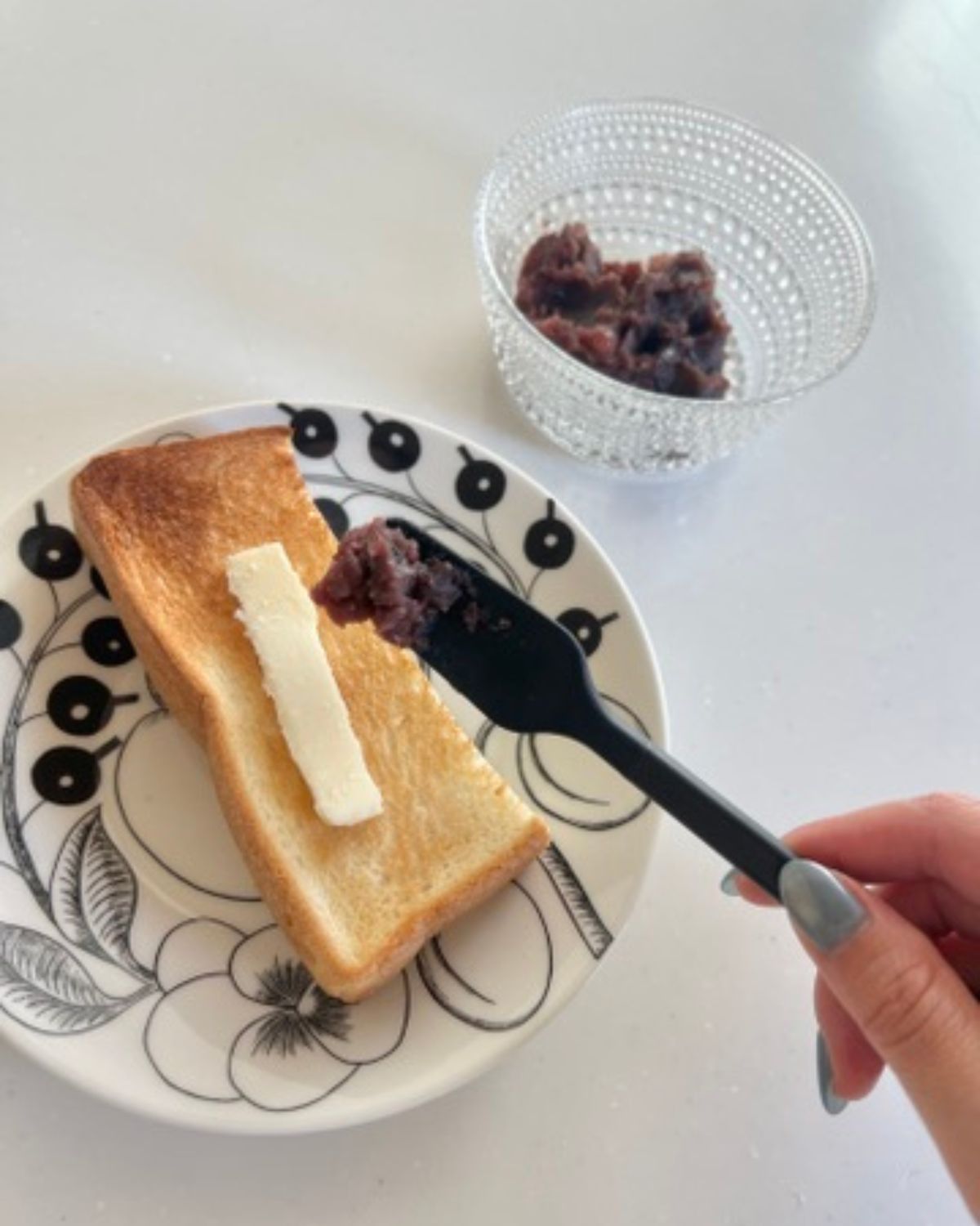 無印良品のジャムスプーンと小倉バタートーストを載せた北欧食器