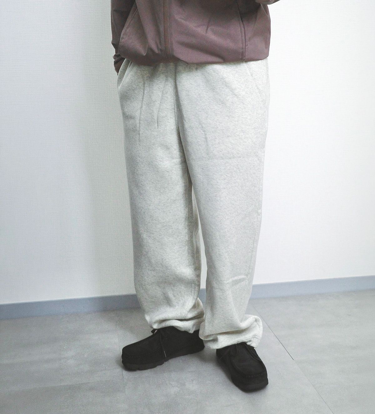 無印良品の裏起毛スウェットワイドパンツは、裾にコード入りでシルエットの変化も楽しめる