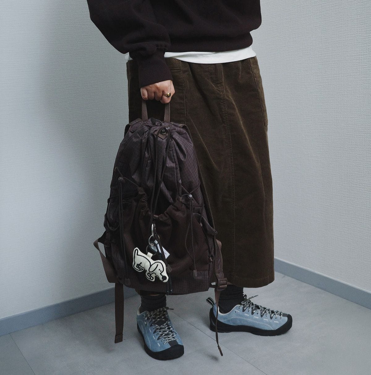 無印良品の撥水 リップストップ リュックサックは、同系色でまとめて統一感を。足もとに差し色でアクセントをプラス!