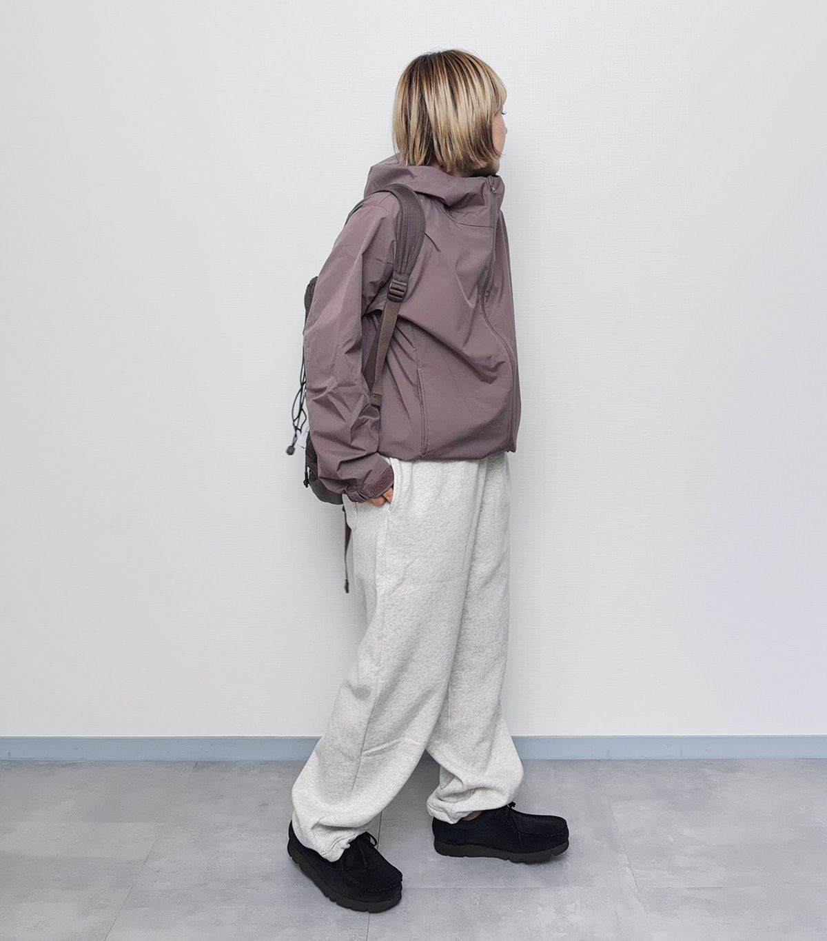 無印良品の裏起毛スウェットワイドパンツは、撥水ジャケットと合わせてアクティブコーデに