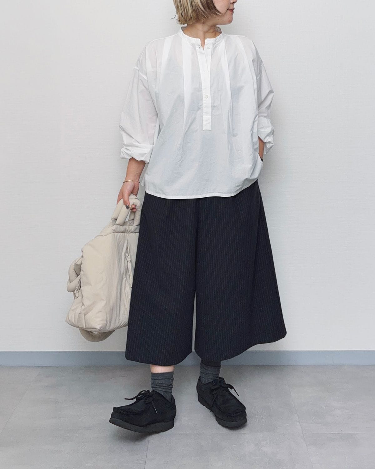無印良品の起毛ジャージー クロップドパンツは、シンプルなブラウスに合わせて足もとのスニーカーで抜け感を演出