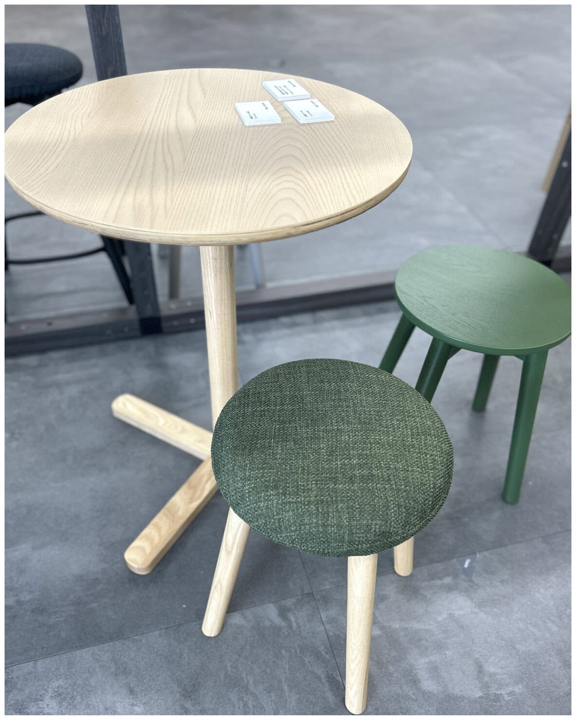 無印良品の木製スツール アッシュ材突板をカフェの椅子として使用するのもおすすめ