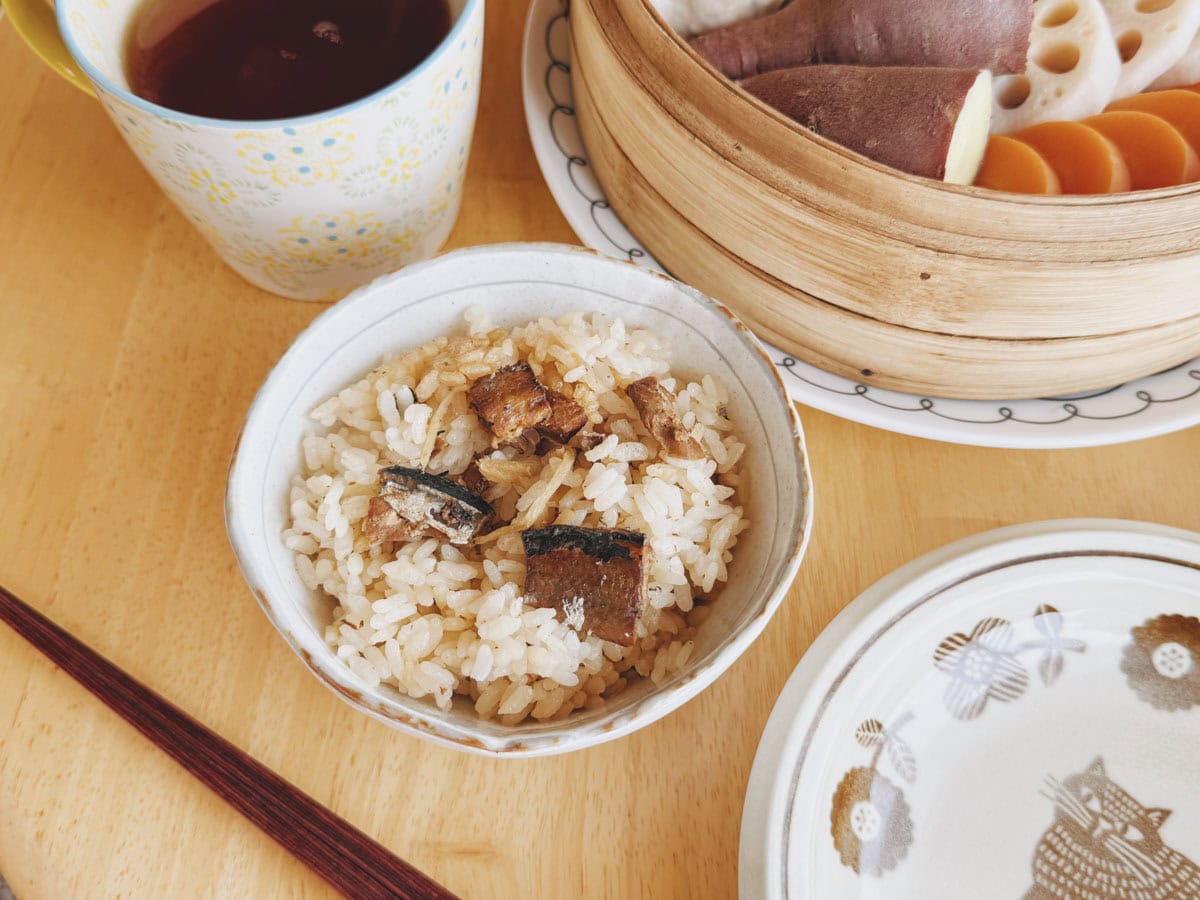 秋になるといつも食べるのは、「秋刀魚と生姜のごはん」。 生姜のおかげで体もあたたまり、この季節にうれしい炊き込みごはんです。