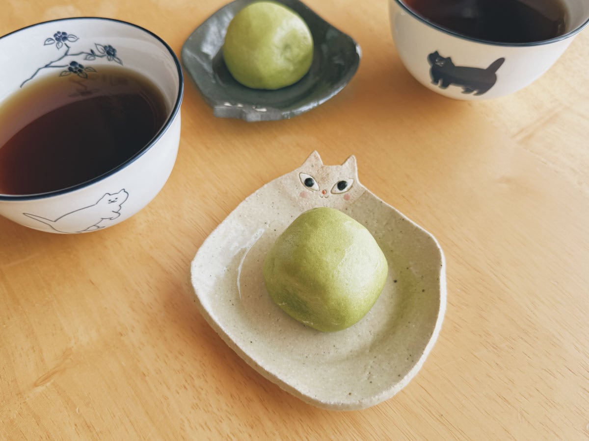 あたたかいお茶とともにいただく、おまんじゅうがおいしい◎ 季節ごとに違う味のおまんじゅうがあるので、好みの味は必ずチェックして購入しています。