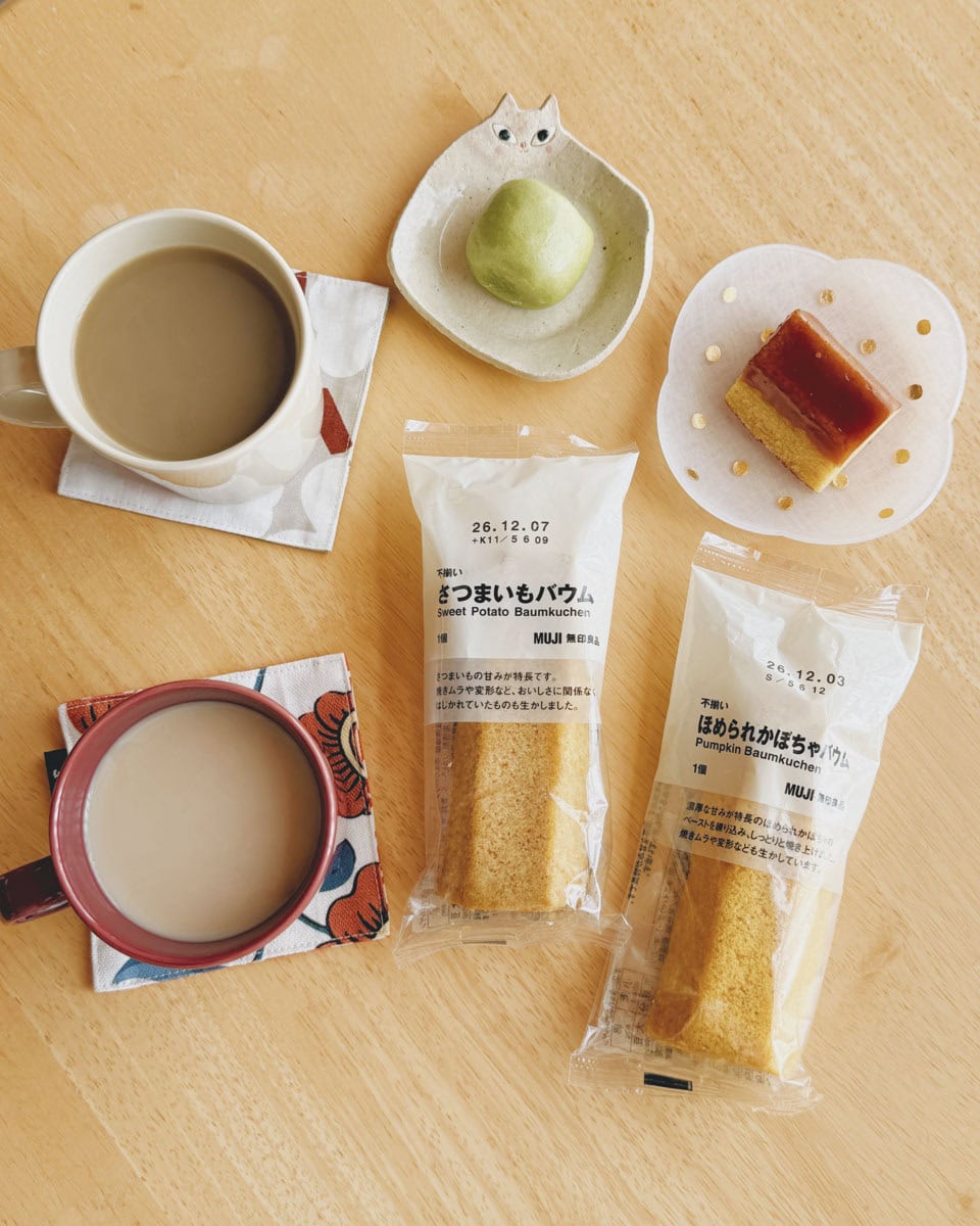 無印良品で購入した秋のおやつたち。 抹茶まんじゅう、焼きとうもろこし風バターバウム、さつまいもバウム、ほめられかぼちゃバウム、秋の味がいっぱいです。