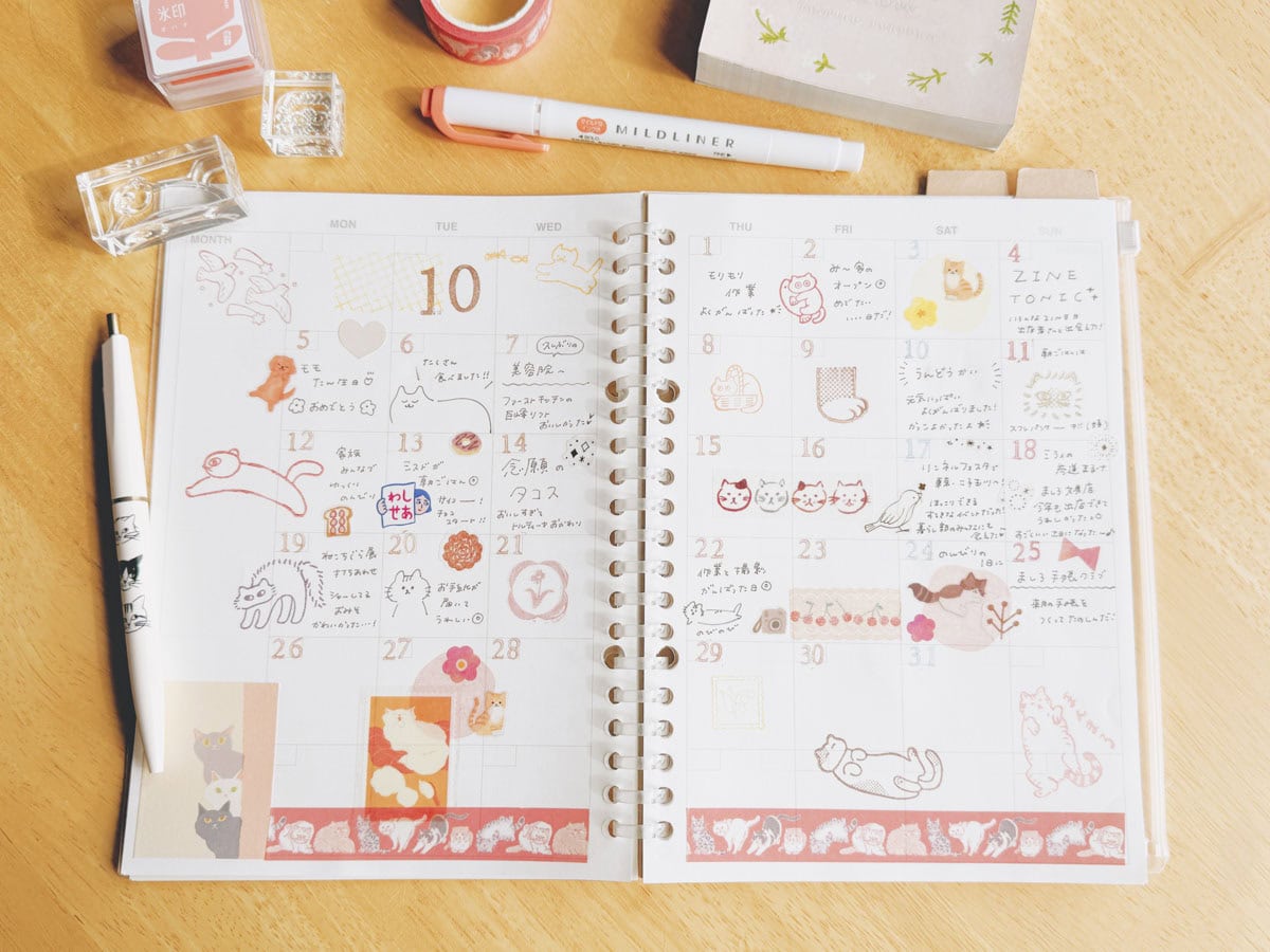 その月ごとにテーマを決めて、デコレーションを楽しんでいます。 ときどきスタンプを押したり、シールを貼ったり、がんばりすぎず、ゆる〜く続けています。