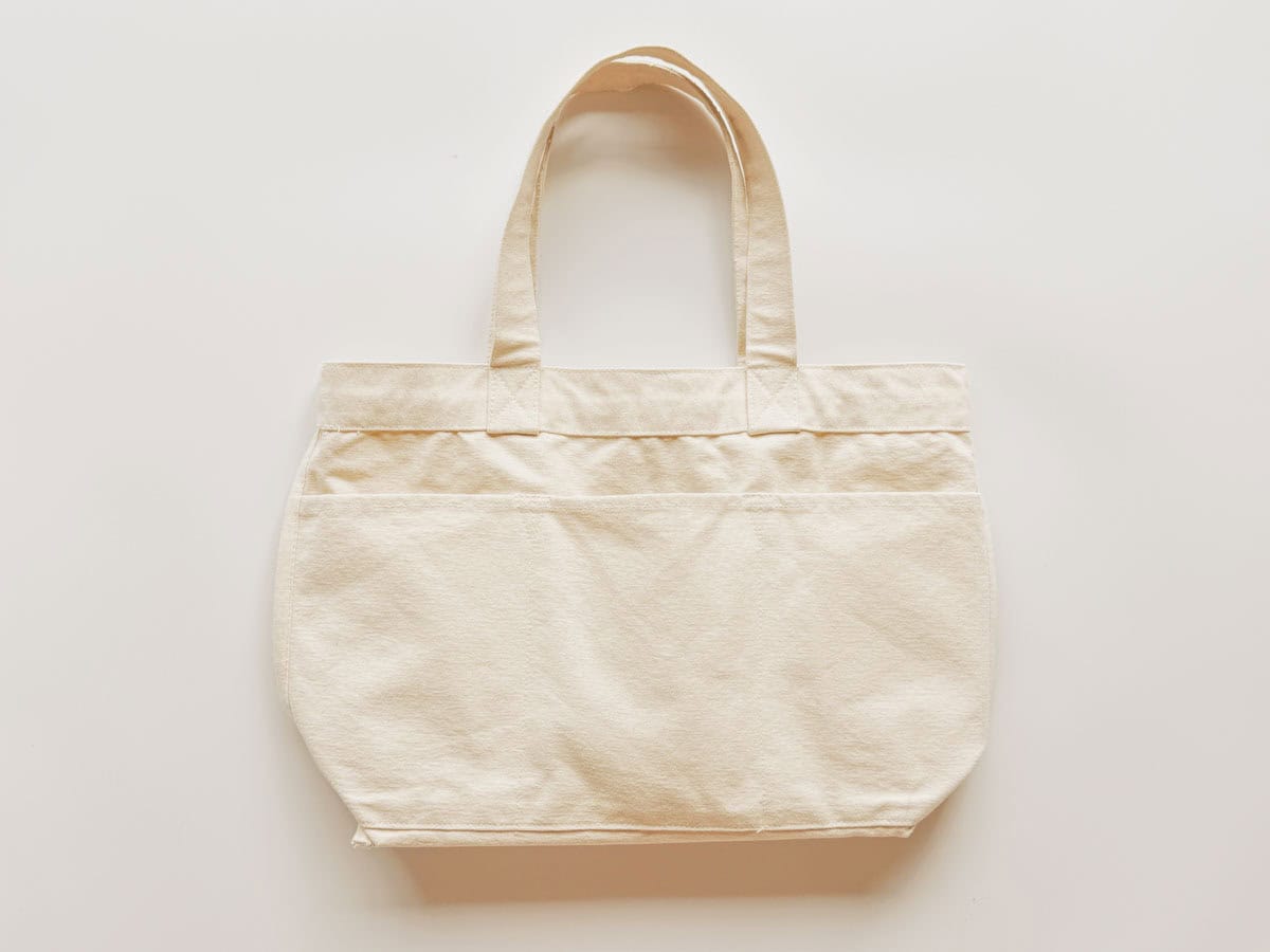 無印良品の「帆布 横型トートバッグ」。 帆布素材でしっかりしているので、荷物がたくさんある日でも、安心して持ち運びできます。